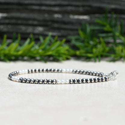 A Sterling Silver and Freshwater Pearl beaded bracelet 